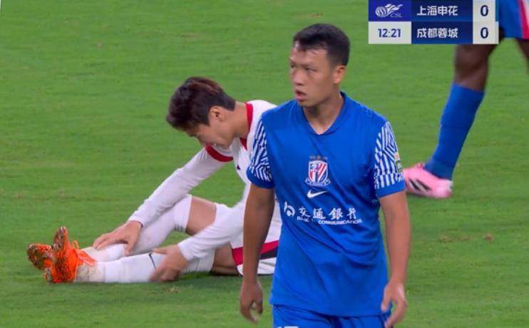 成都蓉城训练开放日；关键时刻绝杀压哨引欢呼；欧篮联在即；更衣室氛围转暖 